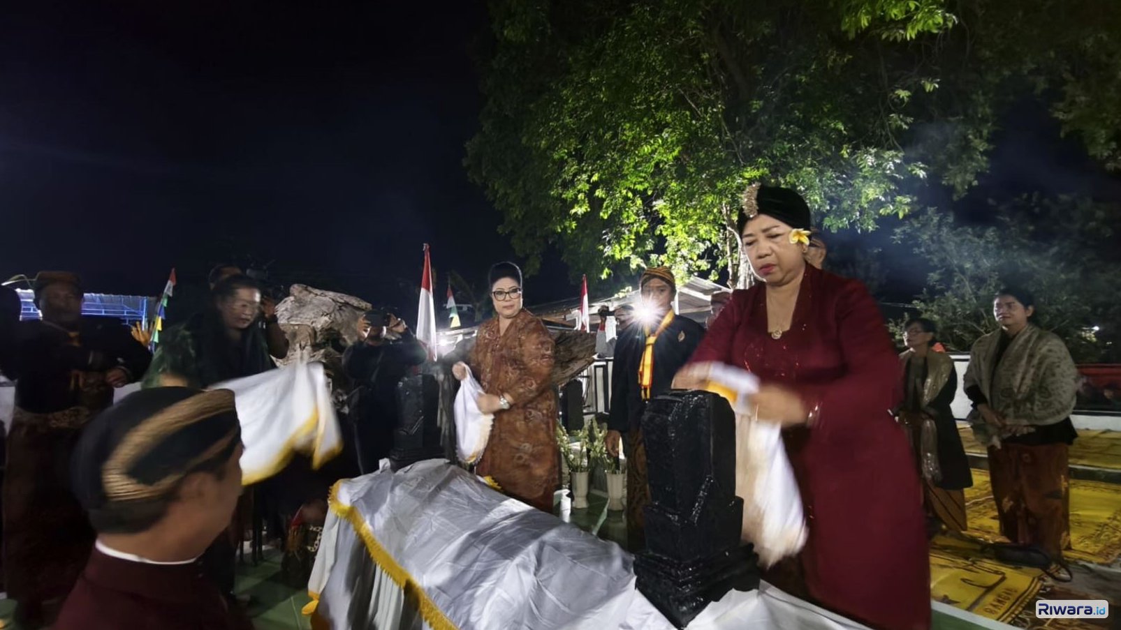 Ketua LDA Keraton Surakarta GKR Wandansari Koes Moertiyah memimpin prosesi ganti singep di Pasareyan Pengging Boyolali